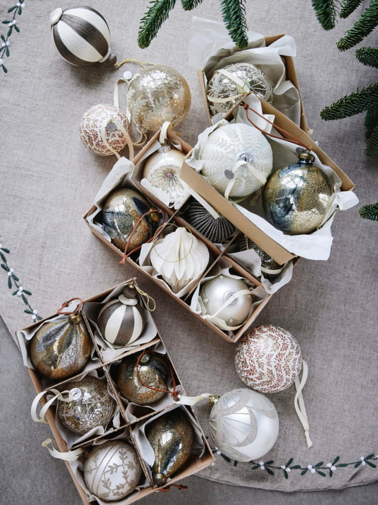 Weihnachtskugel Agnes taupe/weiß