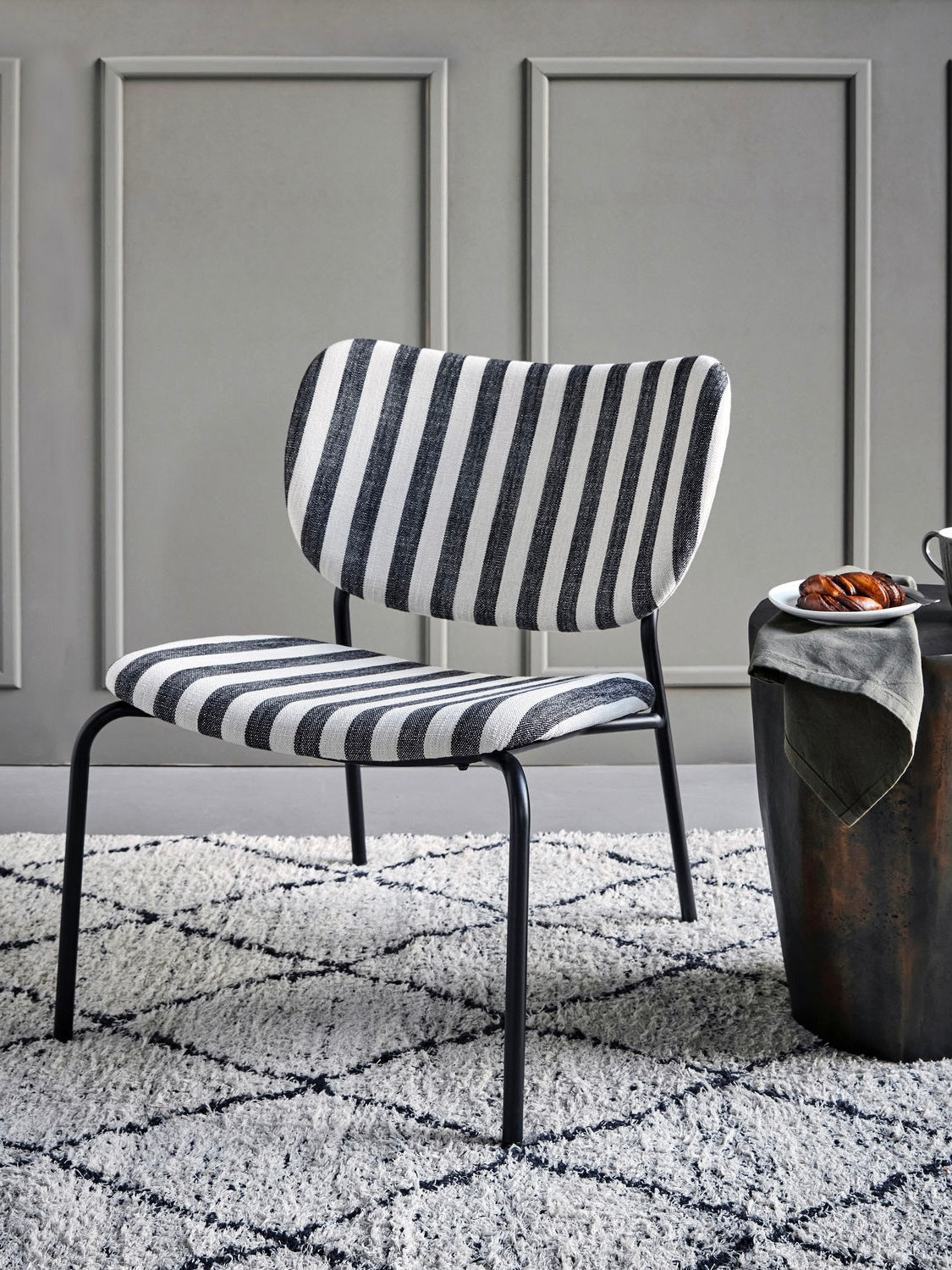 Lounge-Sessel HDLonga schwarz/weiß gestreift von House Doctor auf