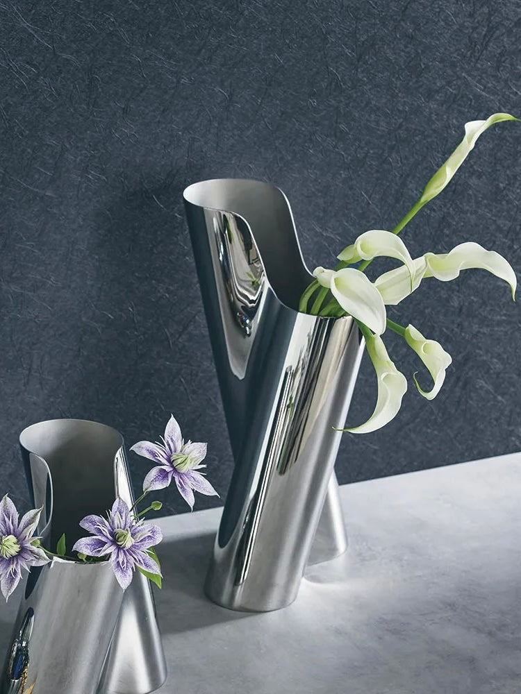 Vase Lituus Edelstahl der Marke GEORG JENSEN auf