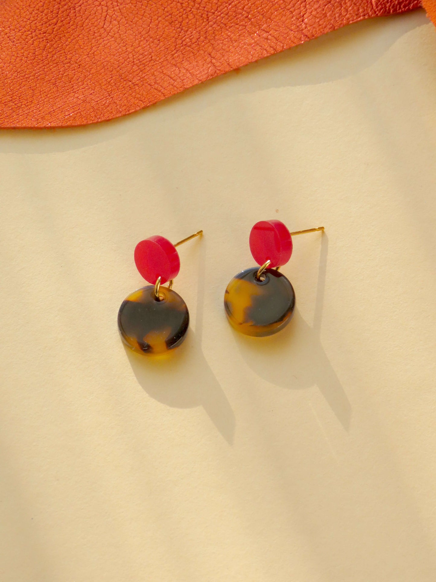 Tiny Leo Dots Bogen Statement Ohrringe in rot