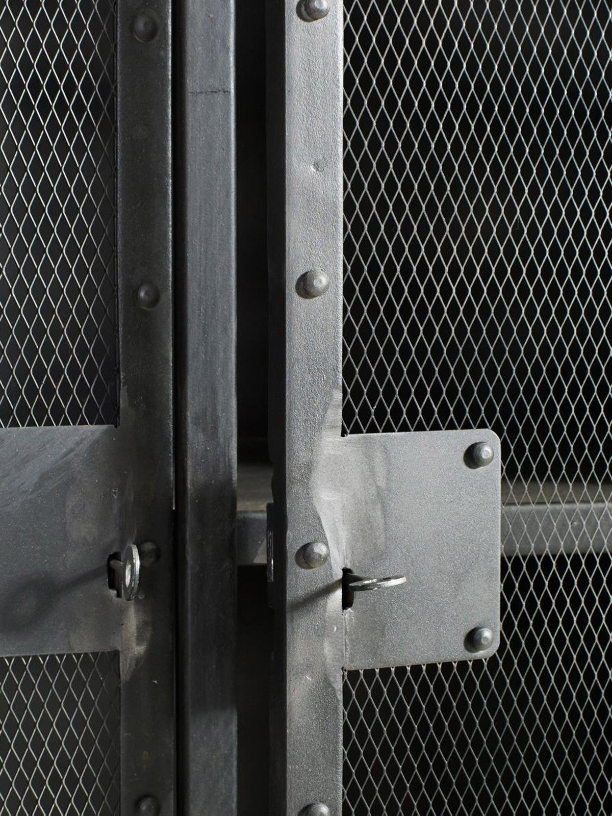 Eisenschrank mit Gittertüren, 180x90cm