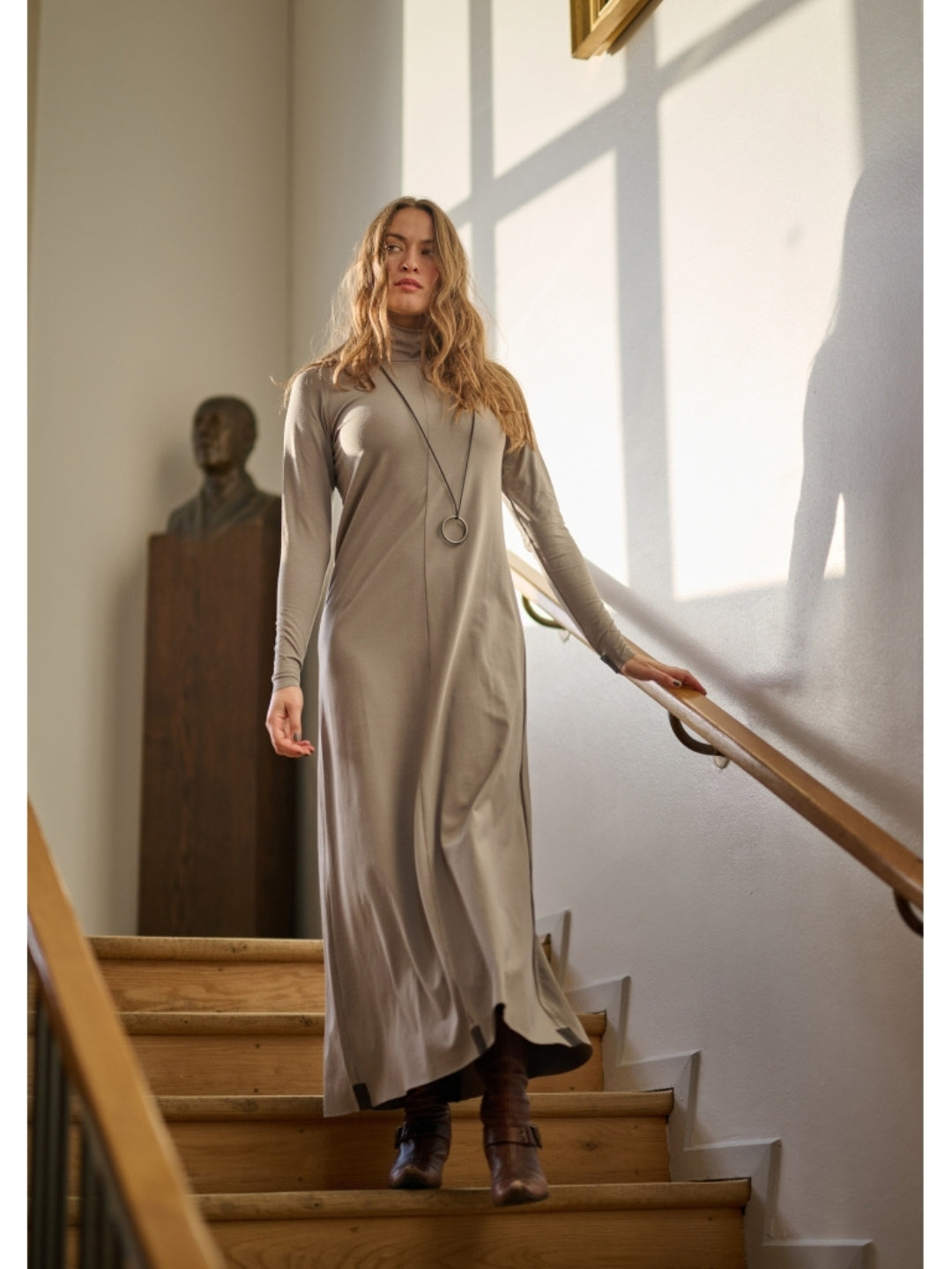 Rollkragenkleid mit Kette 98058, in zwei Farben