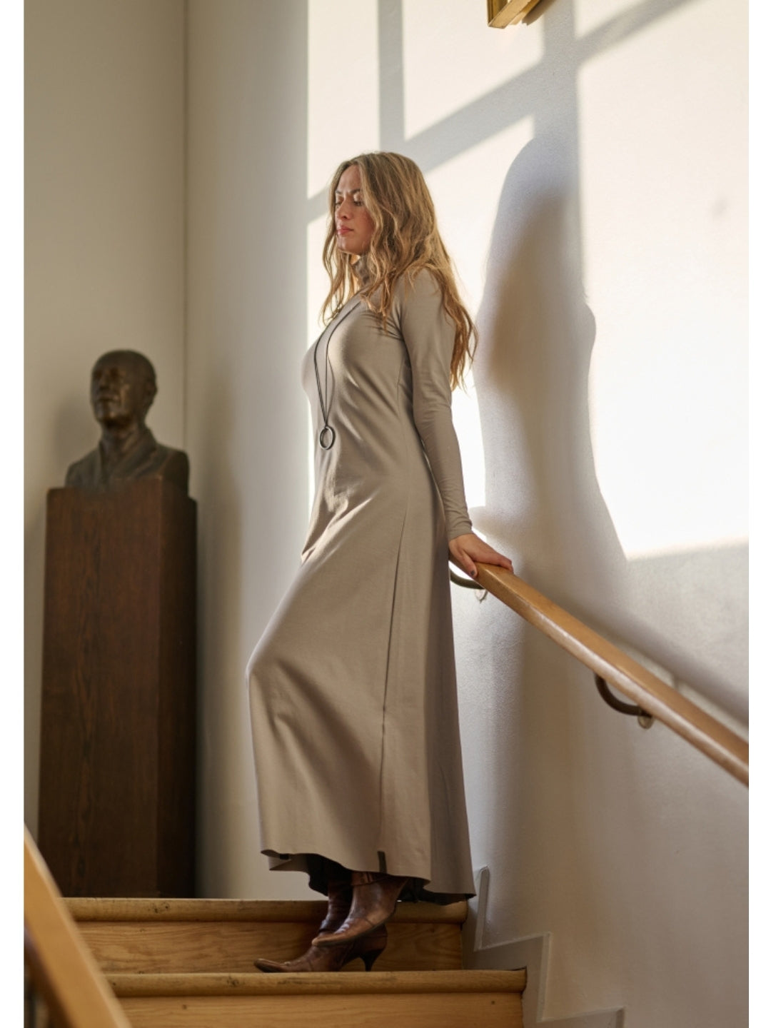 Rollkragenkleid mit Kette 98058, in zwei Farben