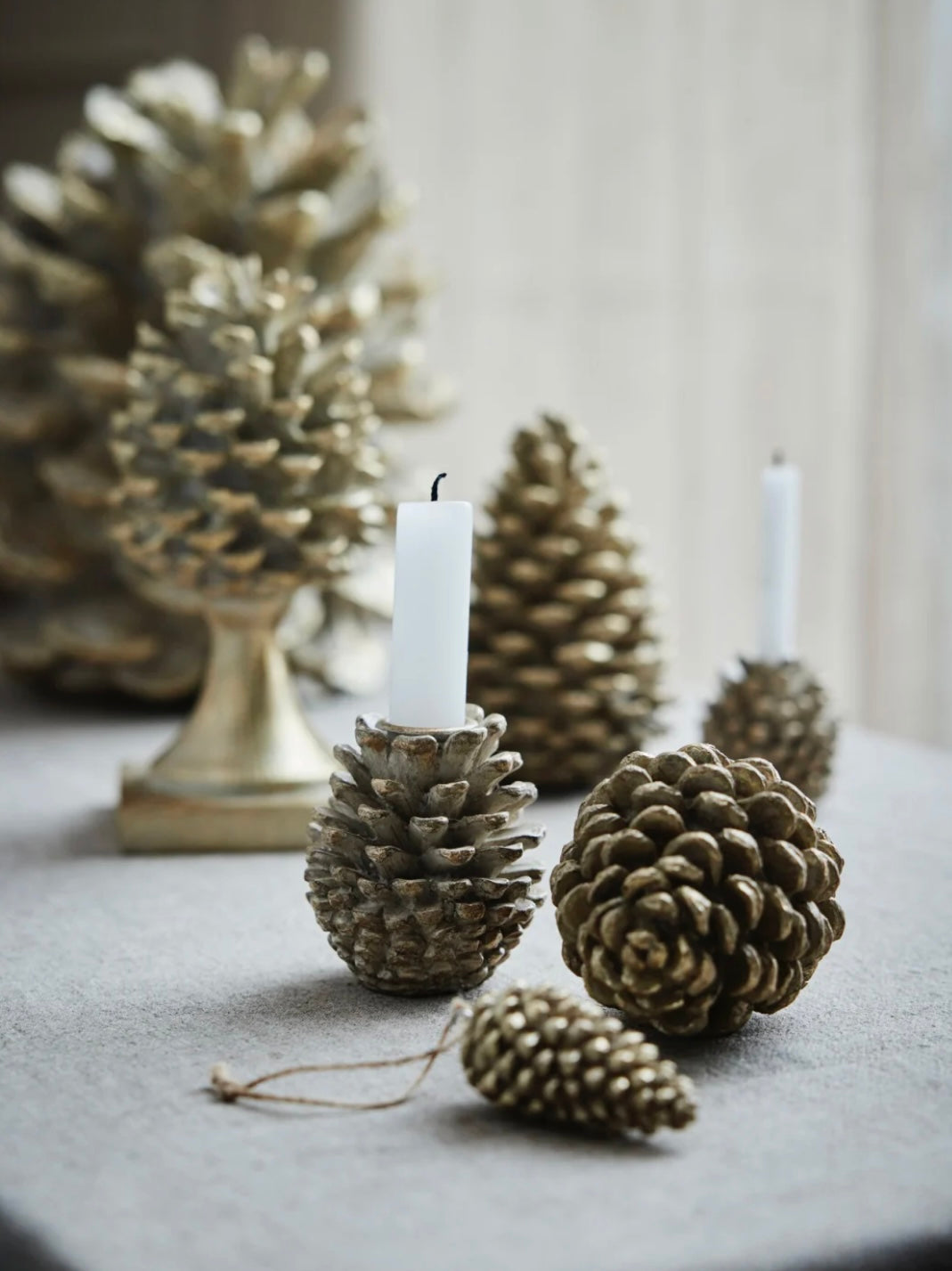 Weihnachtsanhänger Serafina Zapfen hellgold