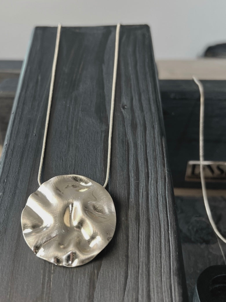 Halskette Elysian adjustable  irregular Curve, in 2 Farben