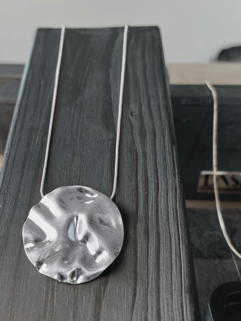 Halskette Elysian adjustable  irregular Curve, in 2 Farben