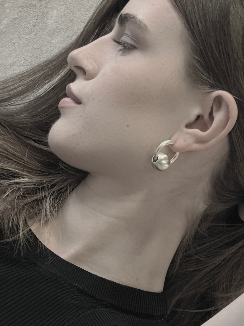 Ohrhänger Tabitha Ball Huggie, in 2 Farben