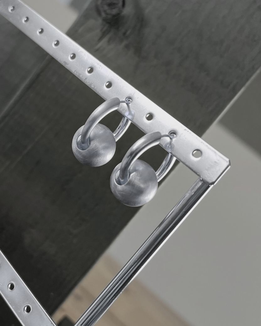 Ohrhänger Tabitha Ball Huggie, in 2 Farben