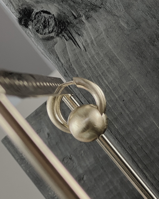 Ohrhänger Tabitha Ball Huggie, in 2 Farben