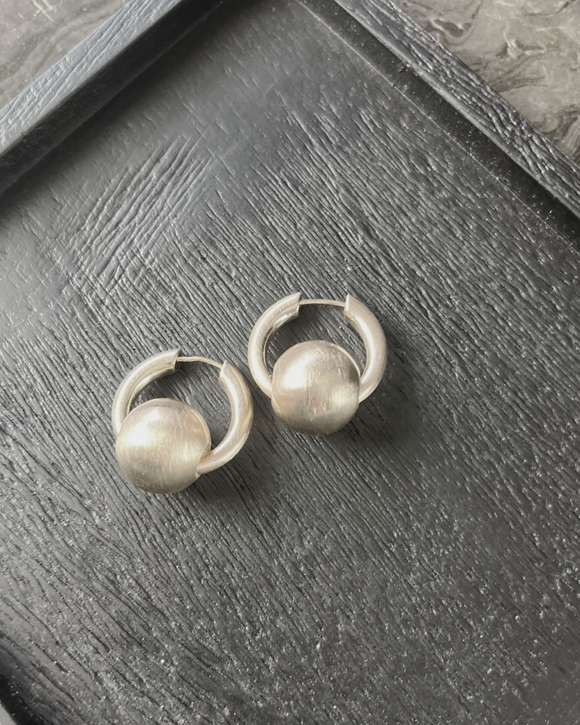 Ohrhänger Tabitha Ball Huggie, in 2 Farben