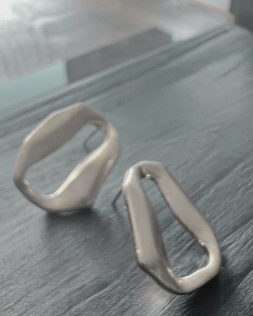 Ohrstecker Elysian Link fluid post, in 2 Farben