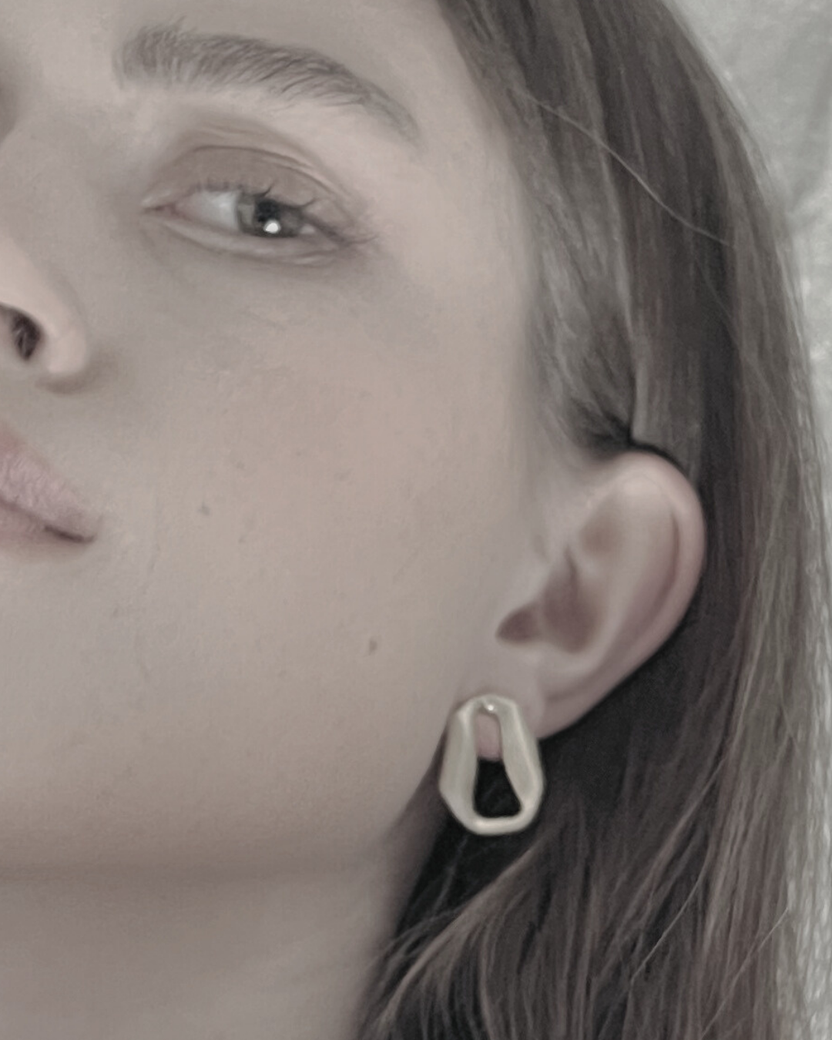 Ohrstecker Elysian Link fluid post, in 2 Farben