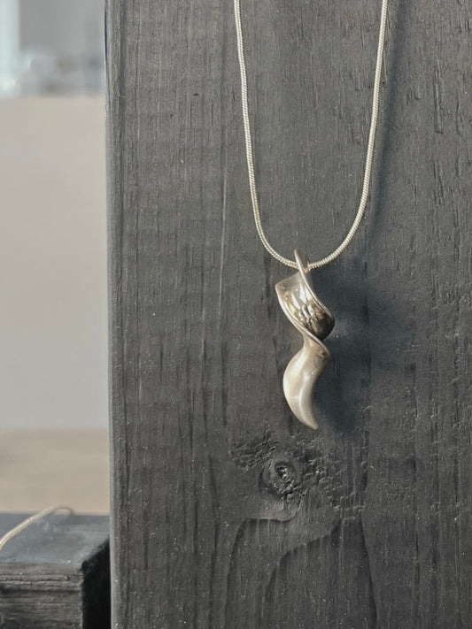 Halskette Elysian Curvilinear, in 2 Farben