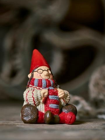 Ribenisserne Ingeborg mit Strickzeug