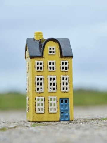 Haus für Teelicht Nyhavn gelb mit blauer Tür