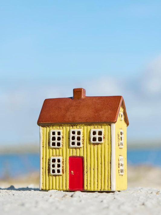 Haus für Teelicht Visby gelb mit roter Tür