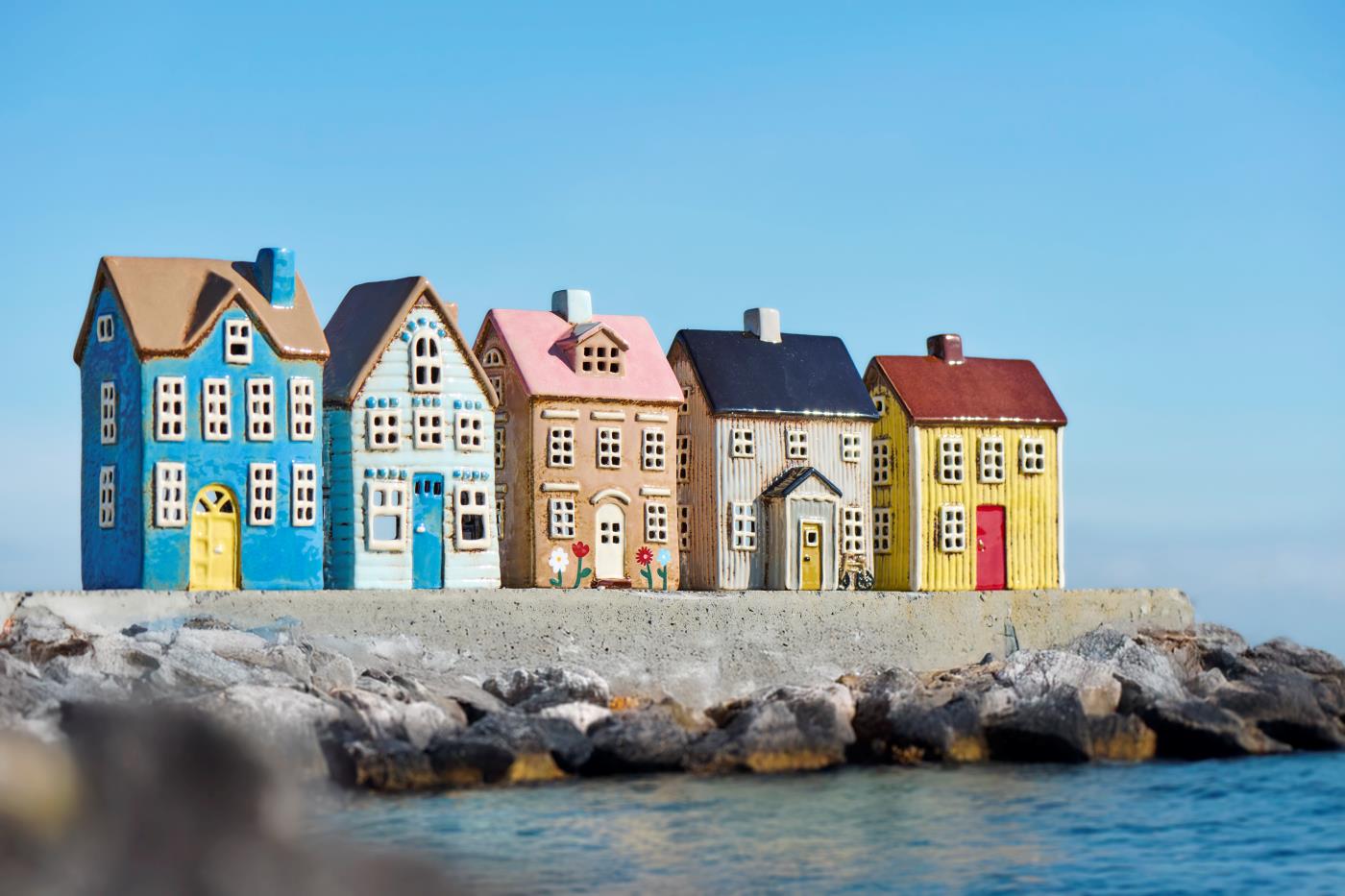 Haus für Teelicht Visby gelb mit roter Tür