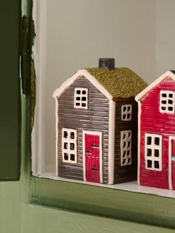 Haus für Teelicht Visby, grau mit roter Tür