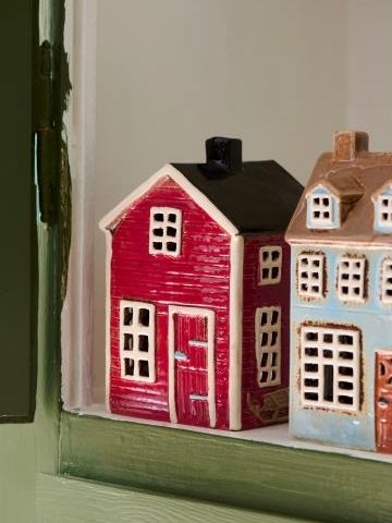 Haus für Teelicht Visby, rot mit Schlitten an der Seite