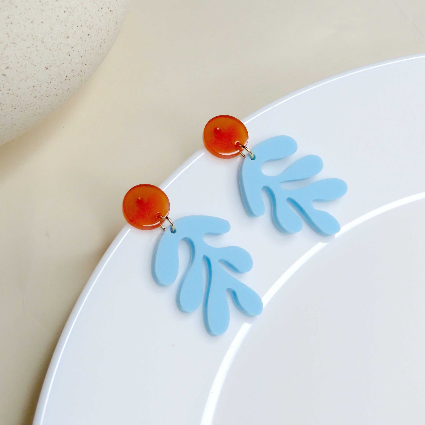 Matisse Florale Ohrringe aus Acryl in hellblau