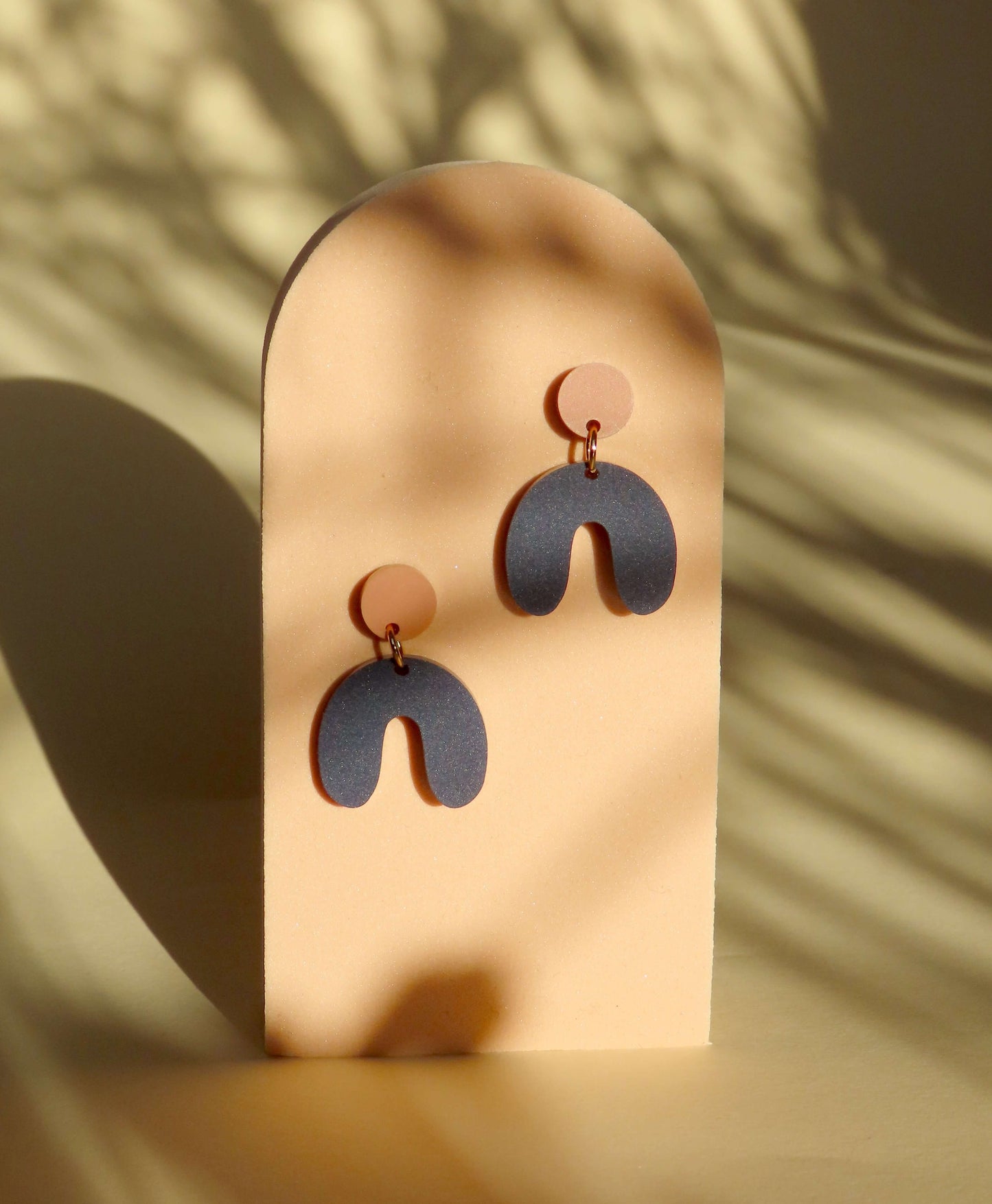 Kleine Arch Bogen Ohrringe in terracotta dunkelblau