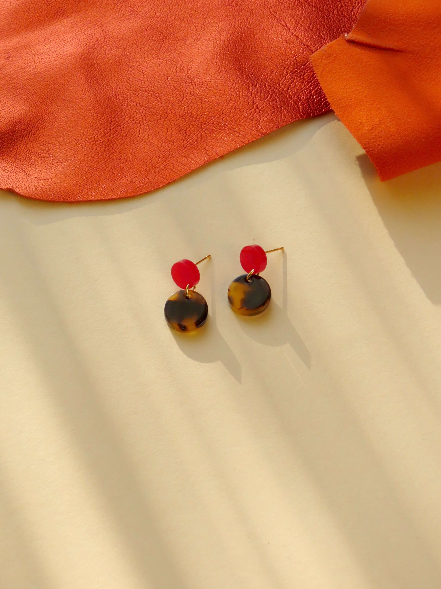 Tiny Leo Dots Bogen Statement Ohrringe in rot